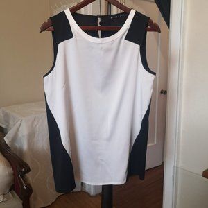 3/$20 Ivanka Trump short sleeve top